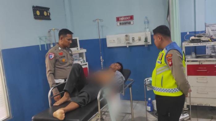 KORBAN LAKA - Korban laka lantas jalani perawatan medis, Rabu 29 April 2026. Peristiwa terjadi di Desa Gonis Tekam, Kecamatan Sekadau Hilir, Kabupaten Sekadau. 