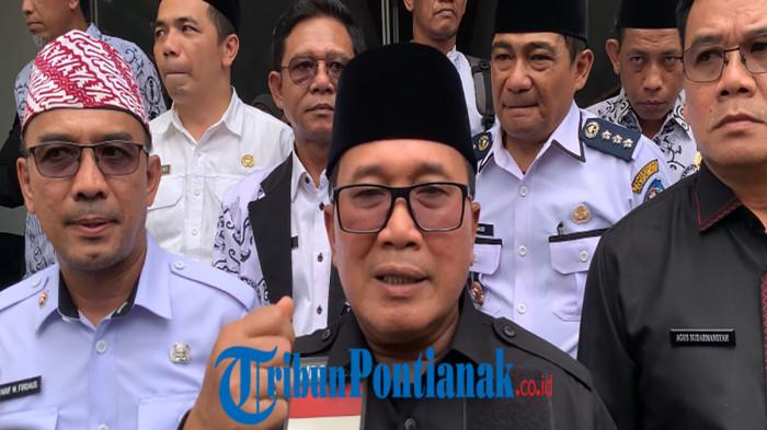 BERIKAN KETERANGAN - Bupati Kubu Raya, Sujiwo saat diwawancarai usai menghadiri kegiatan halalbihalal keluarga besar PGRI dan Pengurus LPTQ di Sungai Kakap, Rabu 29 April 2026.