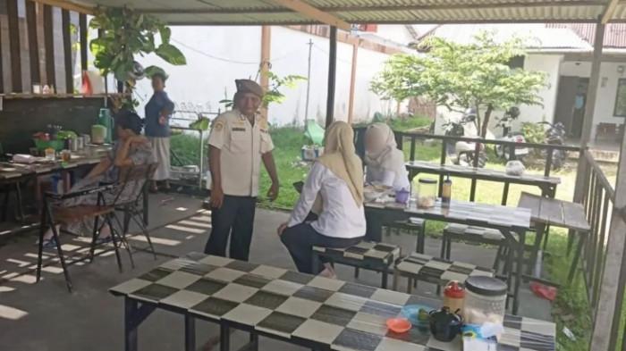 ASN NGOPI - Petugas Satpol PP Kabupaten Ketapang melakukan pemantauan kedisiplinan ASN di sebuah rumah makan, yang ada di kawasan kota Ketapang, Rabu 29 April 2026. Dalam kegiatan tersebut, sejumlah ASN yang berada di lokasi saat jam kerja diberikan teguran lisan dan imbauan untuk menaati aturan jam dinas.