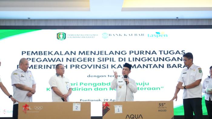 PESAN GUBERNUR KALBAR - Gubernur Kalbar Ria Norsan saat memberikan pembekalan dan motivasi kepada ASN yang akan pensiun, di Aula Garuda Kantor Gubernur Kalbar, Rabu 29 April 2026. Norsan meminta ASN tetap produktif meski tidak berseragam dinas.