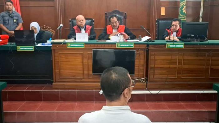 SIDANG PERDANA - Terdakwa kasus perusakan rumah Nenek Elina Widjajanti, Samuel Ardi Kristanto, saat menjalani sidang perdana di Pengadilan Negeri Surabaya, Jawa Timur, Rabu (15/4/2026). Dalam persidangan agenda pembacaan dakwaan, Tim Penasihat Hukum Terdakwa akan mengajukan eksepsi