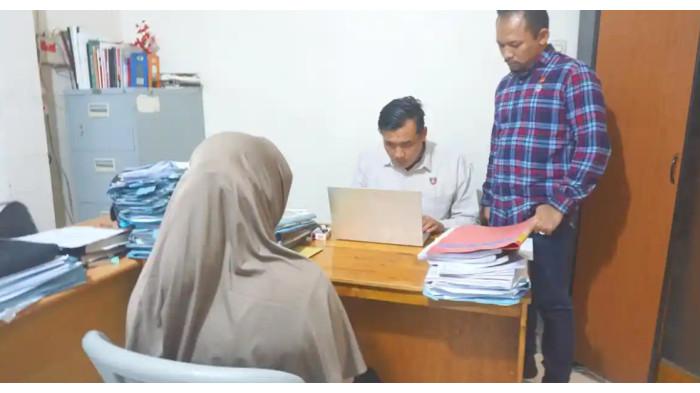 KEKERASAN TERHADAP ANAK - Terduga pelaku kekerasan terhadap anak di daycare saat dimintai keterangan di Polresta Banda Aceh, Selasa (28/4/2026) malam.