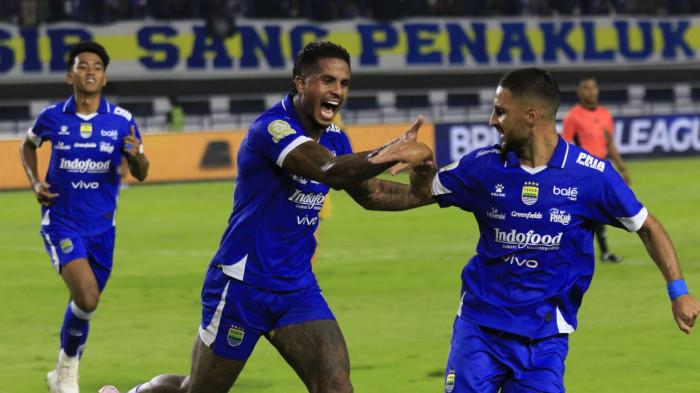 Pemain Persib, Ramon Tanque melakukan selebrasi usai mencetak gol lewat kaki kanannya ke gawang Bhayangkara FC pada lanjutan Super League 2025/2026 di Stadion Gelora Bandung Lautan Api (GBLA), Kota Bandung, Jawa Barat, Minggu (21/12/2025).