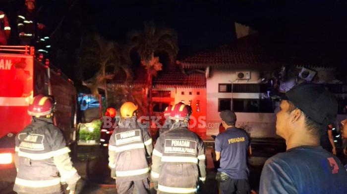 KEBAKARAN -- Sejumlah petugas Damkar Kota Pangkalpinang dan Provinsi Babel, saat memadamkan api di Kantor Dishub Provinsi Babel, Rabu (29/4/2026).