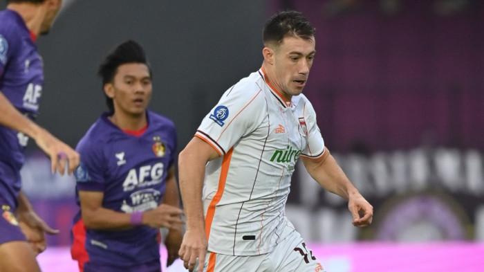 BERDUEL - Aksi penyerang Borneo FC, Mariano Peralta dalam pertandingan melawan Persik Kediri pada pekan ke-30 Super League di Stadion Brawijaya Kediri, Rabu (29/4/2026) sore WIB.