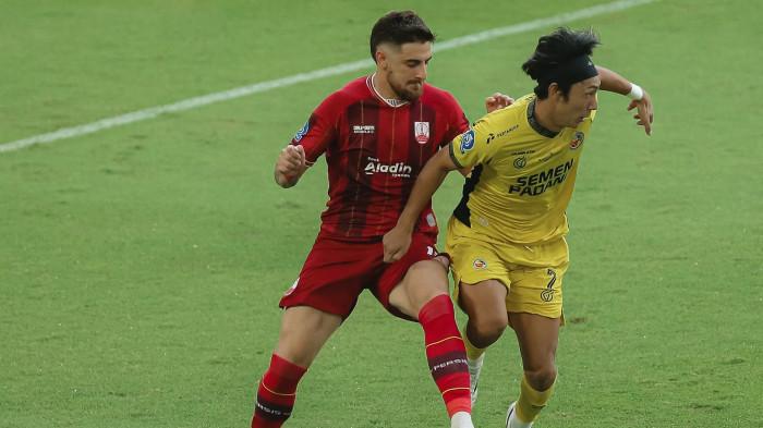 BERDUEL - Aksi duel gelandang Persis Solo, Dejan Tumbas (kiri) dengan pemain Semen Padang, Kazaki Nakagawa (kanan) dalam pertandingan pekan ke-27 Super League di Stadion Manahan Solo, pada Minggu (12/4/2026) sore WIB.