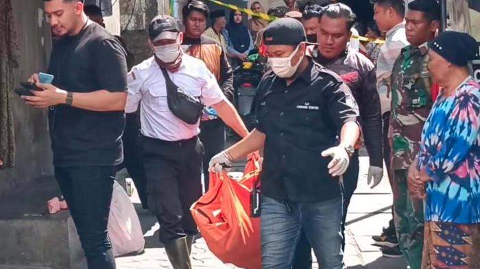 EVAKUASI - Proses evakuasi korban pembacokan di gang permukiman padat kawasan Jalan Wonokusumo Jaya Baru Gang 2, Pegirian, Semampir, Surabaya, pada Rabu (29/4/2026) pagi.