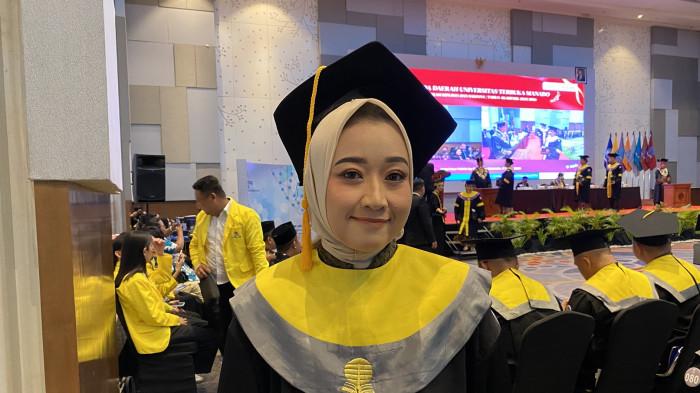 LULUSAN TERBAIK - Sosok Fetrisye Kumayas. Ia berhasil meraih predikat sebagai wisudawan Universitas Terbuka (UT) Manado terbaik dalam prosesi yang digelar di Four Points by Sheraton Manado, Kamis (30/4/2026).