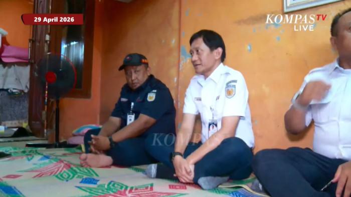 Dalam Foto: Direktur Utama PT Kereta Api Indonesia (Persero) (PT KAI) Bobby Rasyidin pun mengunjungi rumah duka Nur Ainia dan bertemu langsung dengan ayah mendiang, Hary Marwata, Rabu (29/4/2026) sore.