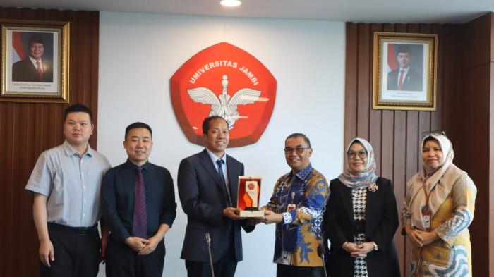Kerja sama akademik internasional, Universitas Jambi (UNJA) menggelar International Academic Collaboration Meeting bersama Guizhou University dan International Plant Protection Cooperation Organization (IPPCO) pada Rabu (29/04/2026).