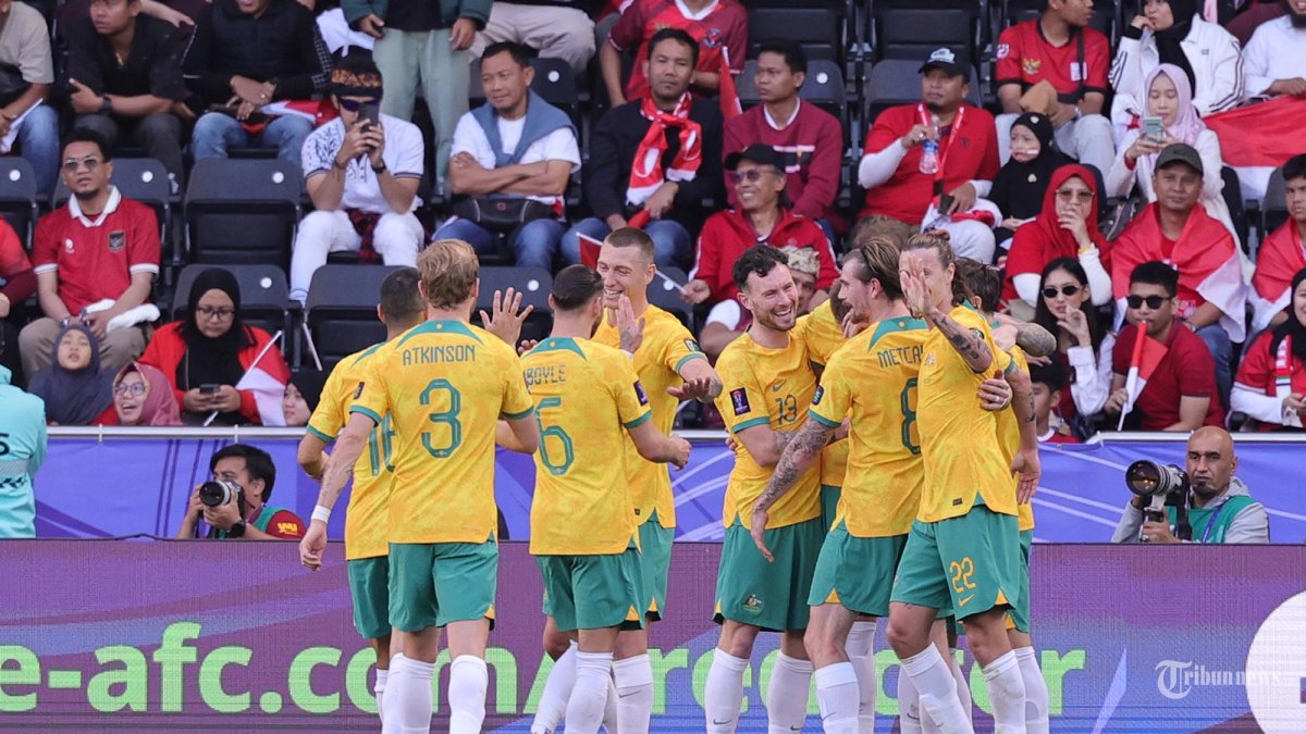 Para pemain Australia merayakan gol keempat timnya pada pertandingan sepak bola Piala Asia AFC Qatar 2023 antara Australia dan Indonesia di Stadion Jassim bin Hamad di Doha. Minggu (28 Januari 2024). (Giuseppe CACACE / AFP)