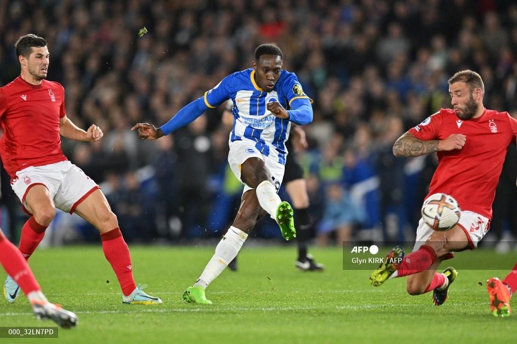 Striker Brighton Inggris Danny Welbeck (tengah) melakukan tembakan selama pertandingan sepak bola Liga Premier Inggris antara Brighton and Hove Albion dan Nottingham Forest di American Express Community Stadium di Brighton, Inggris selatan pada 18 Oktober 2022.