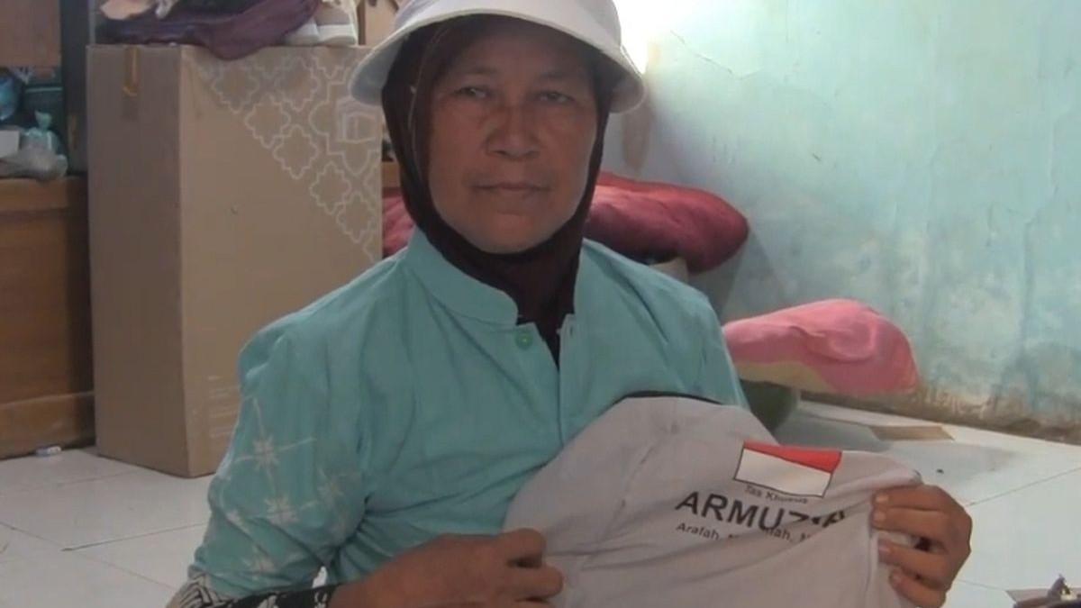 KABAR HAJI - Entin tunjukan seragam dan perlengkapan seperti tas Haji dari Kementerian Haji dan Umroh.