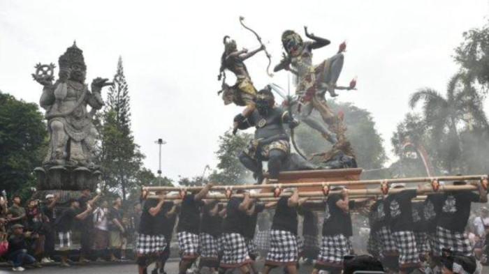 HUJAN - Meski turun hujan, ribuan masyarakat padati kawasan Catur Muka Denpasar dalam rangka Pembukaan kesanga festival serta lomba ogoh-ogoh tingkat Kota Denpasar pada, Jumat 1 Maret 2024. 