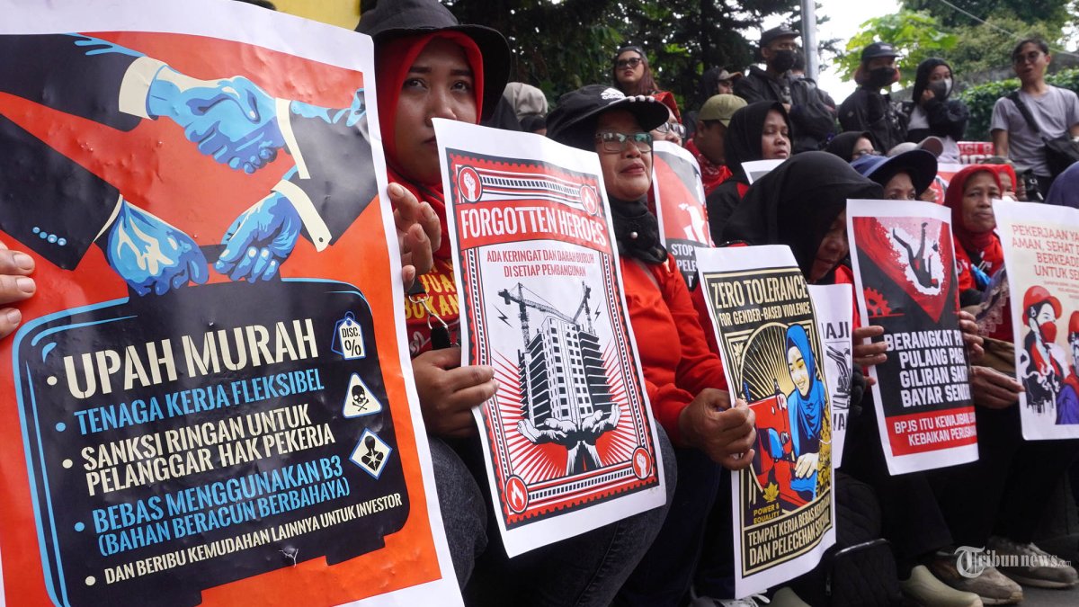 HARI BURUH - Aliansi Buruh Bandung Raya, jurnalis, dan mahasiswa menggelar unjuk rasa di Taman Cikapayang, Dago, Kota Bandung, Jawa Barat, Kamis (1/5/2025). Aksi dalam rangka memperingati Hari Buruh Internasional atau May Day 2025 tersebut, menyuarakan enam tuntutan, yakni bangun dan perkuat organisasi kerakyatan sebagai alat perjuangan kolektif di tempat kerja maupun permukiman, mendesak negara memenuhi kebutuhan hidup buruh dan keluarga buruh, cabut UU TNI dan menolak RUU Kepolisian, lawan segala penggusuran paksa dan perjuangkan reformasi agraria di kawasan urban, menolak perampasan lahan, serta membangun industrialisasi nasional. (TRIBUN JABAR/GANI KURNIAWAN)