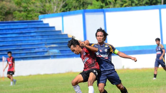 LIGA 4 - Laga OTP 37 FC vs Gasman Majene di Stadion Manakarra Mamuju, Jumat (24/4/2026). Langkah OTP 37 Mamuju di ajang Piala Gubernur Liga 4 PSSI Sulawesi Barat terus berlanjut. Tim asuhan pelatih Herman Bahri ini mengamankan tiket ke babak semifinal setelah menundukkan Gasman Majene dengan skor 3-0