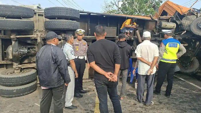 Kasat Lantas Polres Bireuen, AKP Irwansyah Nasution di lokasi truk tabrakan di Kecamatan Jeumpa