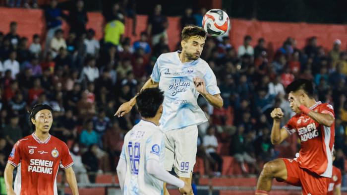 BERDUEL - Aksi penyerang PSIM Yogyakarta, Nermin Haljeta saat mencoba menanduk bola melawan Semen Padang di Stadion Agus Salim pada pertandingan pekan ke-24 Super League, Rabu (4/3/2026). Duel Semen Padang vs PSIM berakhir imbang 0-0.