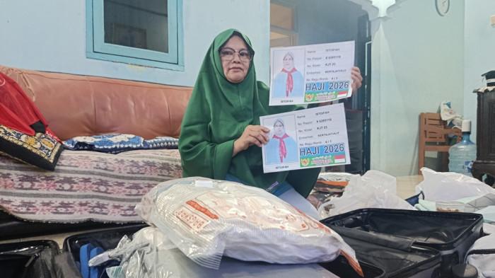 NAIK HAJI - Istoifah (57) pedagang rujak asal Kota Cirebon menunjukkan berkas haji, di rumahnya di Jalan Swasembada Jembar Agung, Kelurahan Karyamulya, Kecamatan Kesambi, Kota Cirebon.