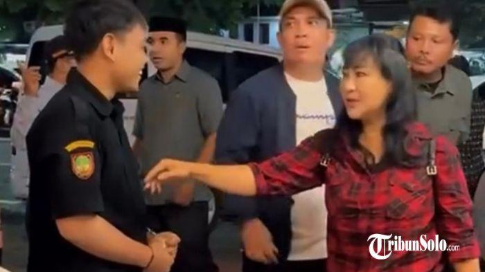 PAKAI ATRIBUT ASN - Salah satu karyawan coffee shop menggunakan badge Pemerintah Kota Solo, Sabtu (25/4/2026). Temuan ini menjadi sorotan karena penggunaan atribut resmi pemerintah oleh pihak non-Aparatur Sipil Negara (ASN) dinilai sebagai pelanggaran hukum.