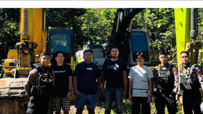 TAMBANG EMAS ILEGAL - Polisi sita tiga unit excavator dalam pengungkapan tambang emas ilegal di Kecamatan Kalumpang, Kabupaten Mamuju, Sulbar.