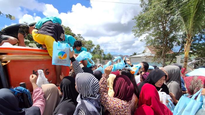 WARGA ANTUSIAS ANTRE - Rosma bersama  warga Pasir Putih Kelurahan Karang Anyar antusias saat diwawancara dan menerima ikan bandeng gratis dalam rangka Bulan Mutu Tahun 2026, berlangsung di Rumah Aspirasi Anggota DPR RI Dapil Kaltara Hasan Saleh, Kamis (30/4/2026).