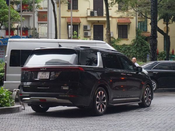 Kia Carnival versi pra-facelift terpergok di Hanoi.