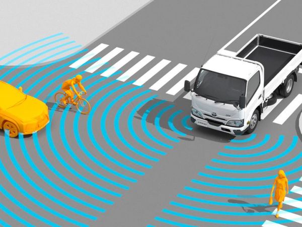 Front Cross Traffic Alert sudah jadi fitur standar di Toyota Dyna..