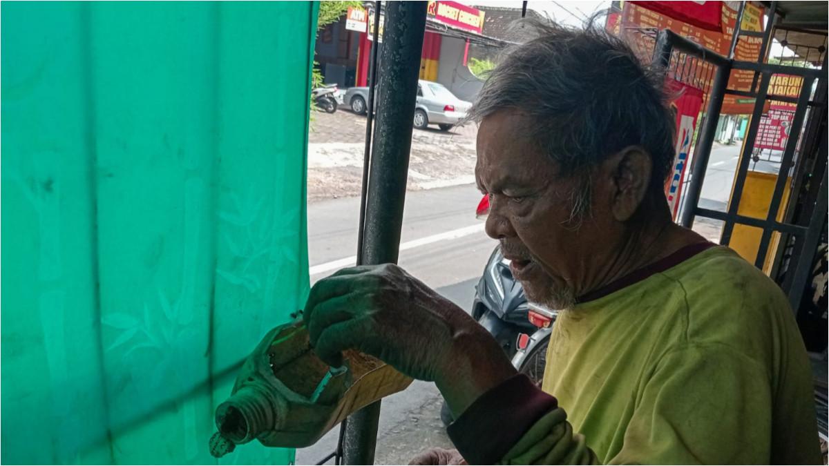 POTRET MBAH PARTO - Momen Mbah Parto saat isi uang receh untuk disedekahkan ke pengamen atau pengemis yang minta.