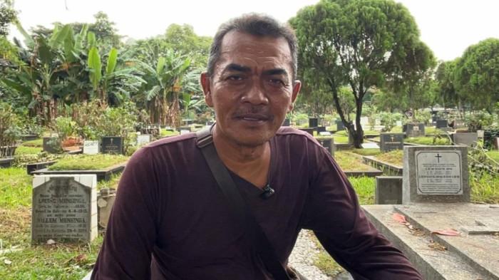 TABRAKAN KERETA - Ocim (53), penjaga perlintasan KA sebidang di Tanah Kusir, Kebayoran Lama, Jakarta Selatan pada Kamis (30/4/2026). Ocim menyebut banyak kecelakaan terjadi karena pengendara nekat menerobos rel meski sudah diperingatkan.