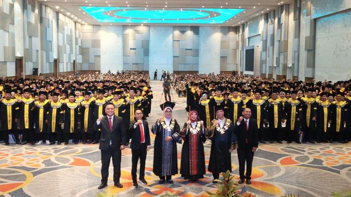 373 wisudawan mengikuti Wisuda UT Daerah Manado