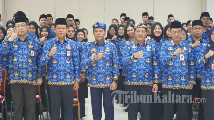 ASN DILARANG NONGKRONG - Gubernur Kaltara Zainal Paliwang saat melantik 84 PNS Pemprov Kalimantan Utara, di gedung Gadis, Kamis (30/4/2026). Gubernur melarang ASN nongkrong di warung kopi saat jam kerja.