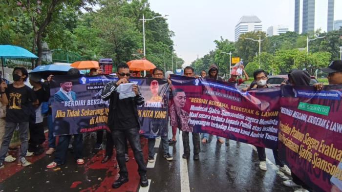 AKSI SOLIDARITAS - Sejumlah pemuda yang tergabung dalam Sentra Pergerakan Pemuda Indonesia (SPPI) menggelar Aksi Solidaritas untuk Wakil Koordinator Kontra, Andrie Yunus, di depan Istana Presiden, Jalan Merdeka Timur, Jakarta Pusat, Jumat (30/4/2026).
