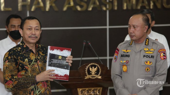 Ketua Komnas HAM Ahmad Taufan Damanik menyerahkan berkas Hasil Pemantauan dan Penyelidikan Peristiwa Penembakan Brigadir J kepada Irwasum Polri Komjen Pol Agung Budi Maryoto di Kantor Komnas HAM, Jakarta, Kamis (1/9/2022). Polri menyatakan akan menindaklanjuti rekomendasi dari Komnas HAM tersebut. TRIBUNNEWS/IRWAN RISMAWAN