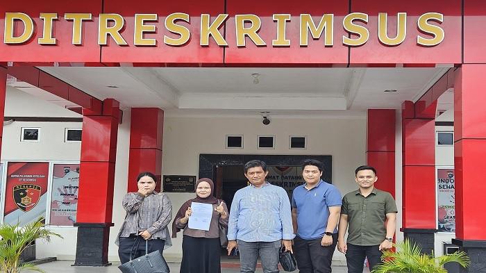 PENGANCAMAN -- Tim penasihat hukum Melati dari Kantor BAP LAW OFFICE, saat berada di Polda Babel untuk membuat laporan polisi, Kamis (30/4/2026).
