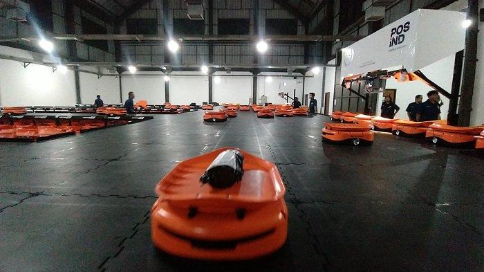 ROBOT POS: Puluhan robot resmi dioperasikan untuk menyortir paket di Sentra Pengolahan Pos (SPP) Yogyakarta. Melalui scan barcode yang presisi, pasukan robot ini mampu menyortir paket dengan cepat.