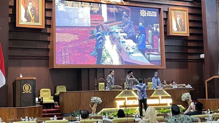PARIPURNA - Juru Bicara Pansus Pembahas Kinerja BUMD, Abdullah Abu Bakar, saat melaporkan hasil dalam Rapat Paripurna di DPRD Jatim, Surabaya, Kamis (30/4/2026).