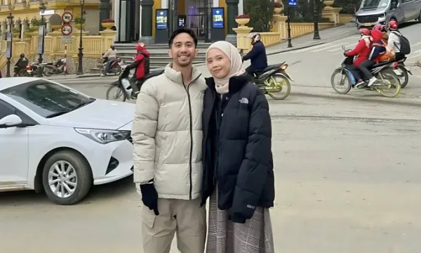 Nur Delima (right), 30 years old, Malaysia and her husband on a trip to Vietnam, 2026. Photo: Provided by the character