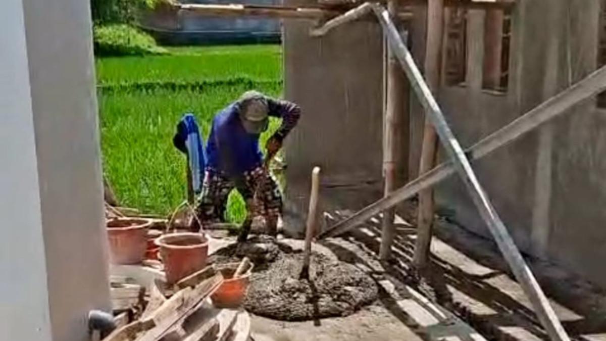 POTRET TEMON - Momen Temon sedang bekerja menjadi kuli bangunan.