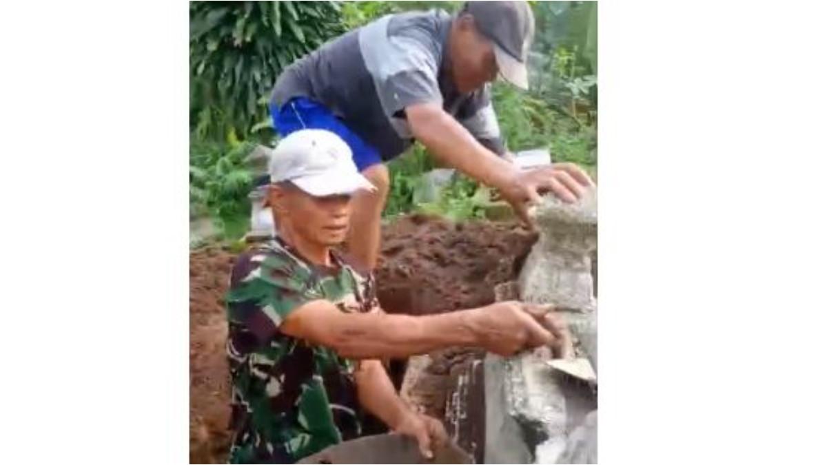 POTRET TUKANG GALI KUBUR - Potret Temon Kartosoemito saat bekerja sebagai tukang gali kubur di Dusun Bayan, Kadipiro, Banjarsari, Solo.