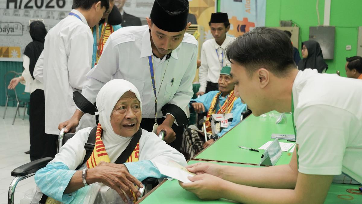 POTRET PELAYANAN PETUGAS BPKH RI - Momen petugas BPKH RI di Embarkasi Surabaya melayani dengan sepenuh hati jemaah haji, Rabu (22/4/2026).