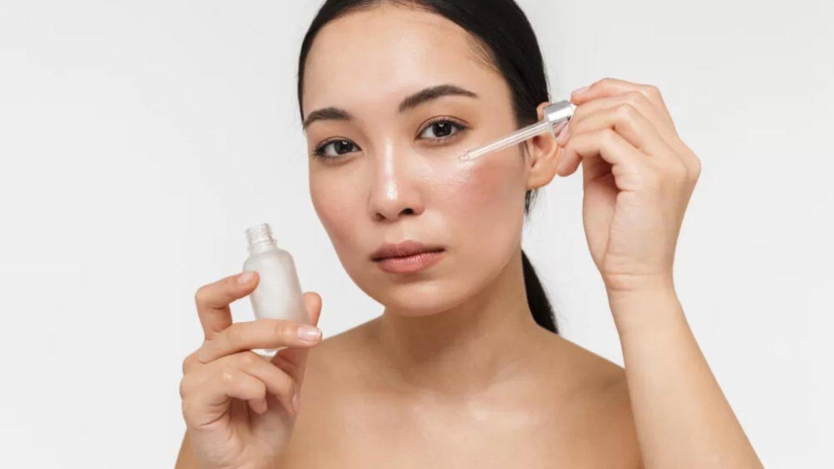 Ilustrasi wanita yang memiliki kulit wajah sensitif dan menggunakan skincare dengan kandungan ceramide