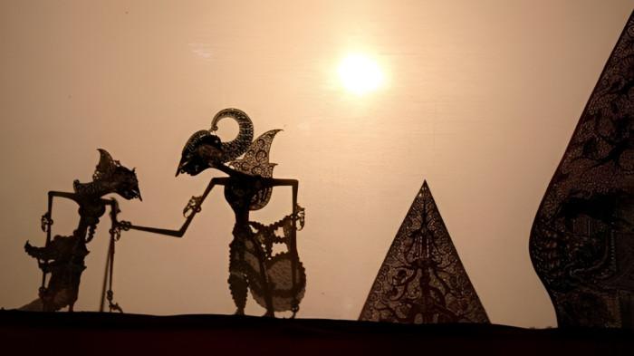 WAYANG KULIT- Ilustrasi pertunjukan wayang kulit dalam kesenian Jawa.