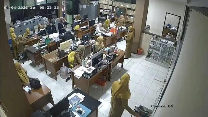 PENIPUAN ASN - Korban ASN palsu datang ke Bagian Prokopim Pemerintah Kabupaten Gresik, Jawa Timur, Senin (6/4/2026).