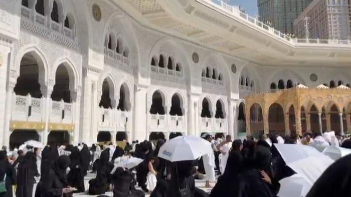 CUACA DI ARAB SAUDI Jemaah haji Indonesia gelombang pertama diminta untuk mengantisipasi cuaca panas. Jemaah juga perlu membatasi aktivitas di luar ruangan demi menjaga kondisi kesehatan.Perlindungan diri seperti payung, kacamata, masker, alas kaki yang nyaman untuk menghadapi cuaca panas di Tanah Suci.