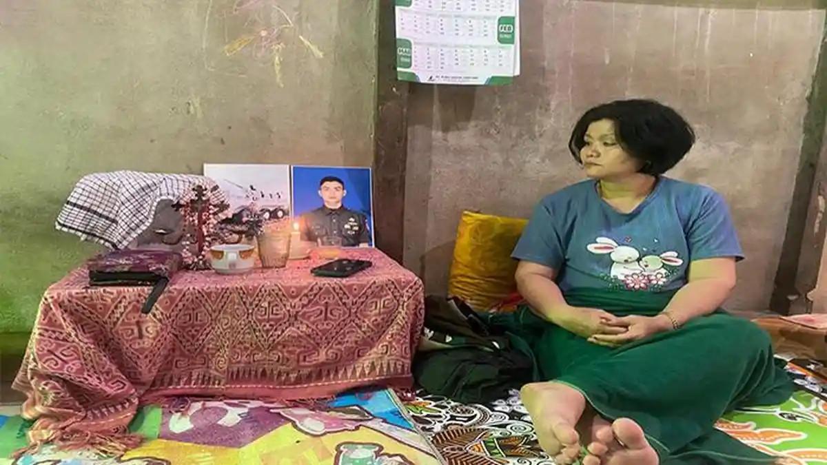 KABAR DUKA - Agnes, ibu Praka Aprianus memandang foto anaknya. Duka mendalam menyelimuti keluarga besar Praka (Anumerta) Aprianus, prajurit TNI asal Desa Pakak, Kecamatan Kayan Hilir, Kabupaten Sintang, Kalimantan Barat. Aprianus dinyatakan gugur saat menjalankan tugas di Papua pada Rabu, 29 April 2026.