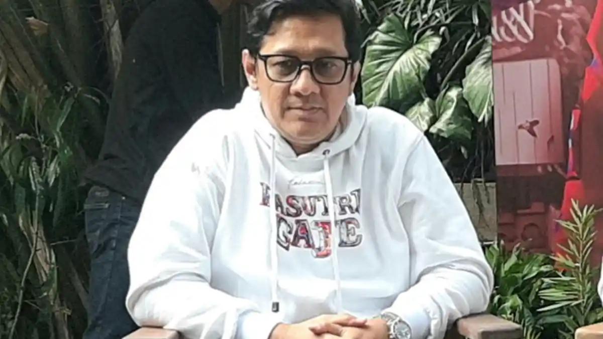 RESMI CERAI - Presenter dan komedian Andre Taulany membacakan ikrar talak cerai terhadap Rien Wartia Trigina atau Erin di Pengadilan Agama (PA) Jakarta Selatan, Rabu (3/12/2025). Andre Taulany disela syukuran menjelang syuting film Pasutri Gaje di Falcon Pictures, Jalan Duren Tiga, Jakarta Selatan, Selasa (20/6/2023).