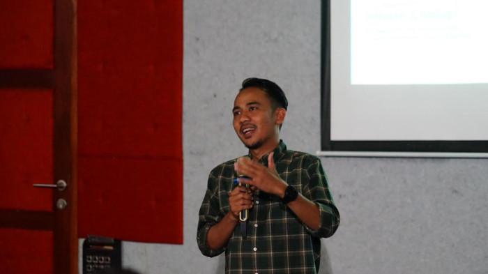 Pakar Kajian Budaya dan Media Universitas Muhammadiyah Surabaya (Umsura), Dr Radius Setiyawan SPd MA saat diwawancarai SURYA.co.id di Surabaya, Selasa (28/4/2026). Rencana Kementerian Pendidikan Tinggi, Sains, dan Teknologi (Kemdiktisaintek) untuk menutup sejumlah program studi (prodi) yang dinilai tidak relevan dengan kebutuhan industri menuai beragam respons.