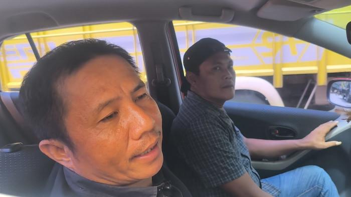 ARUS LALU LINTAS - Pengendara bernama Rian saat memberikan keterangan di Kelok Banto, Sitinjau Lauik, Kecamatan Lubuk Kilangan, Kota Padang, Kamis (30/4/2026). Ia harus terjebak kemacetan selama 1,5 jam akibat truk rusak dan diberlakukan arus buka tutup.