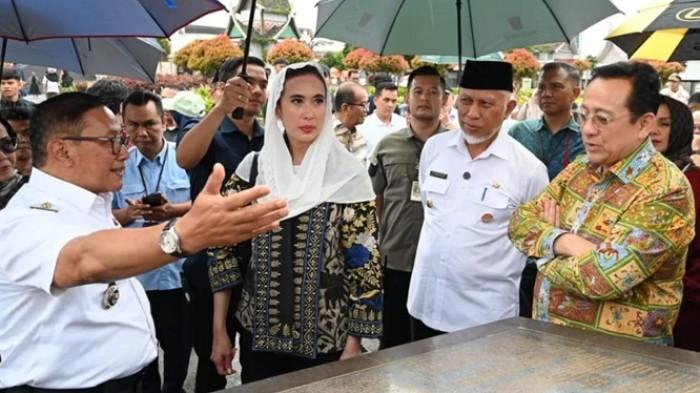 MENTERI WISATA - Menteri Pariwisata RI, Widiyanti Putri Wardhana, meninjau langsung kawasan pusat kota Bukittinggi didampingi Wali Kota Ramlan Nurmatias dan Anggota DPD RI Irman Gusman pada Rabu (29/4/2026).
